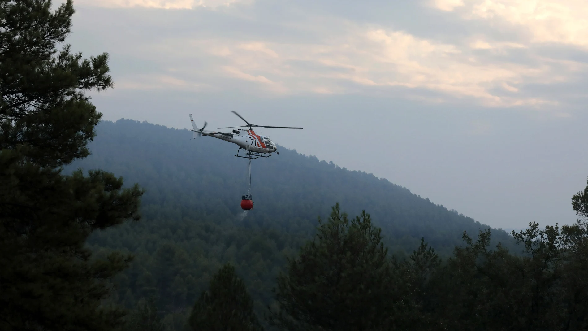 Un helicóptero trabaja en las labores de extinción del incendio forestal declarado en el municipio de Artés (Barcelona) Un helicóptero trabaja en las labores de extinción del incendio forestal declarado en el municipio de Artés (Barcelona)