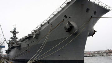 El portaaviones Príncipe de Asturias en el arsenal militar de Ferrol durante el acto en el que fue dado de bala, en diciembre de 2013