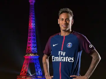 Neymar posa con la Torre Eiffel de fondo Neymar posa con la Torre Eiffel de fondo