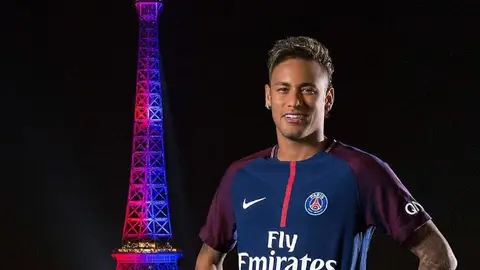 Neymar posa con la Torre Eiffel de fondo Neymar posa con la Torre Eiffel de fondo