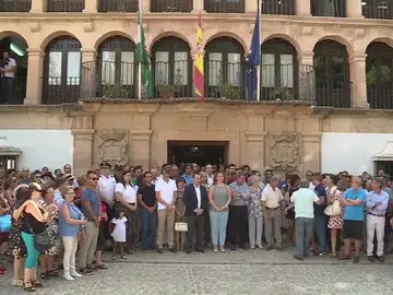 Minuto de silencio en señal de duelo por los españoles fallecidos en un accidente en La India Minuto de silencio en señal de duelo por los españoles fallecidos en un accidente en La India