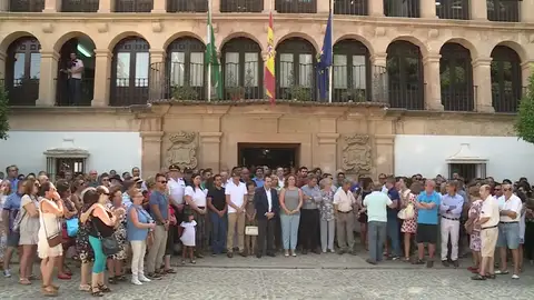 Minuto de silencio en señal de duelo por los españoles fallecidos en un accidente en La India Minuto de silencio en señal de duelo por los españoles fallecidos en un accidente en La India