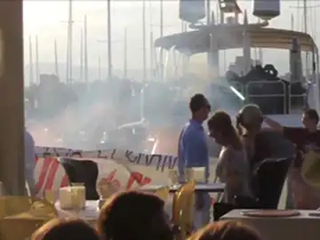 Activistas antisistema se plantan ante un restaurante del puerto de Palma con bengalas Activistas antisistema se plantan ante un restaurante del puerto de Palma con bengalas