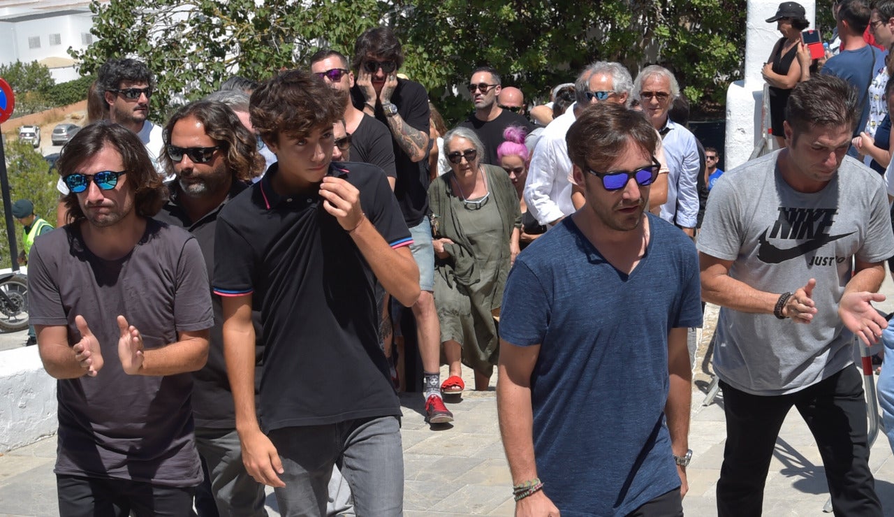 Los hijos de Ángel Nieto durante su incineración 