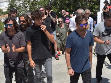 Los hijos de Ángel Nieto durante su incineración Los hijos de Ángel Nieto durante su incineración