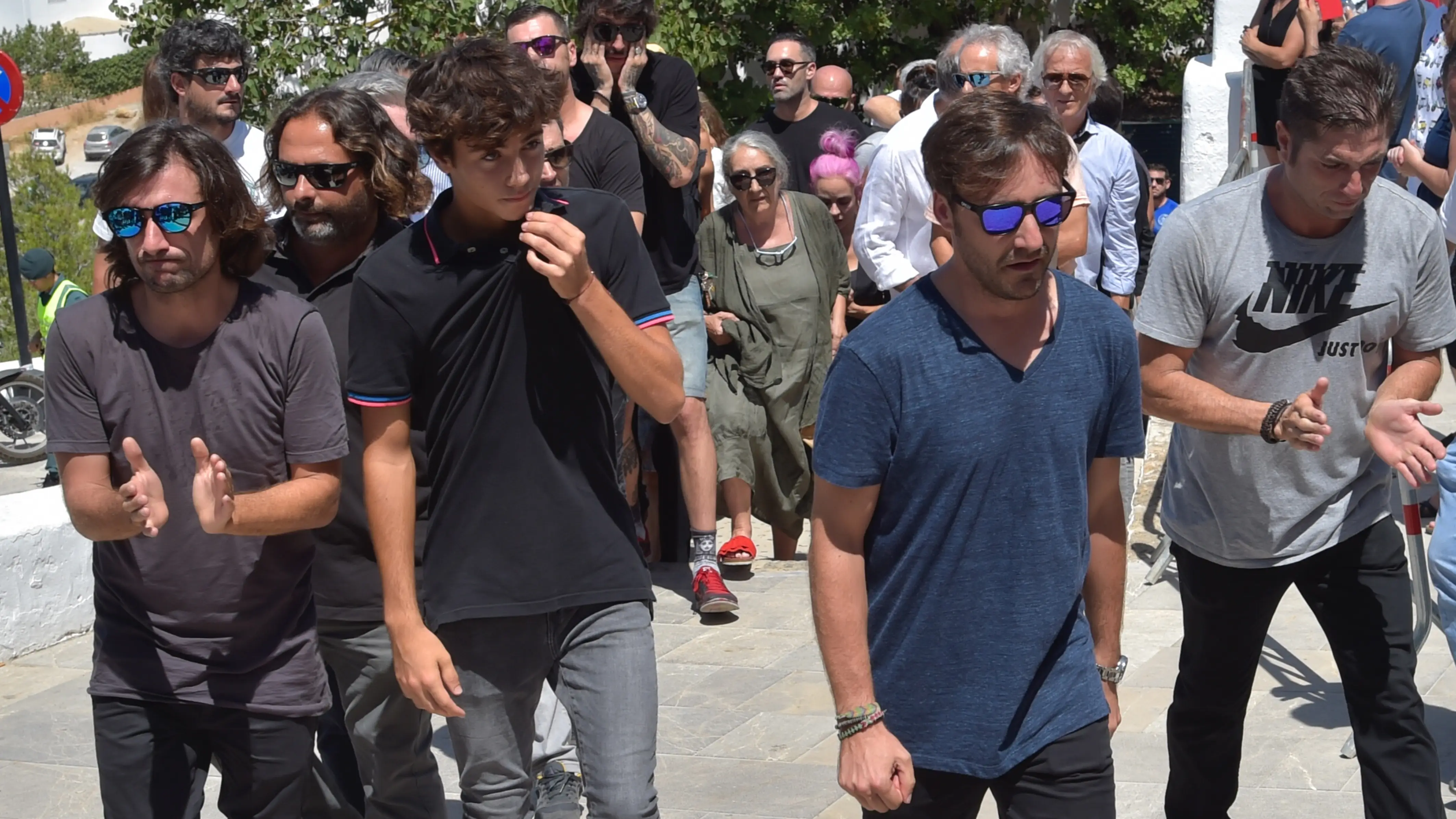 Los hijos de Ángel Nieto durante su incineración Los hijos de Ángel Nieto durante su incineración