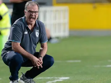 Marcelo Bielsa da instrucciones durante un partido Marcelo Bielsa da instrucciones durante un partido
