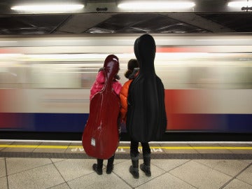Gente esperando en el Metro de Londres