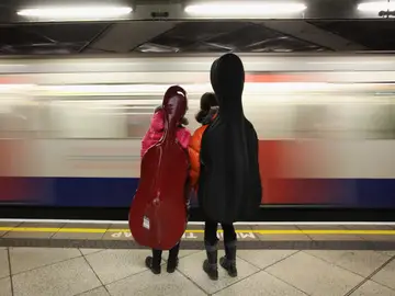 Gente esperando en el Metro de Londres Gente esperando en el Metro de Londres