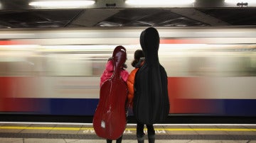 Gente esperando en el Metro de Londres