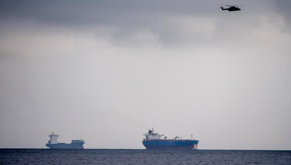 Un helicóptero sobrevuela los alrededores del puerto de Copenhague