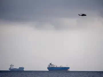 Un helicóptero sobrevuela los alrededores del puerto de Copenhague Un helicóptero sobrevuela los alrededores del puerto de Copenhague
