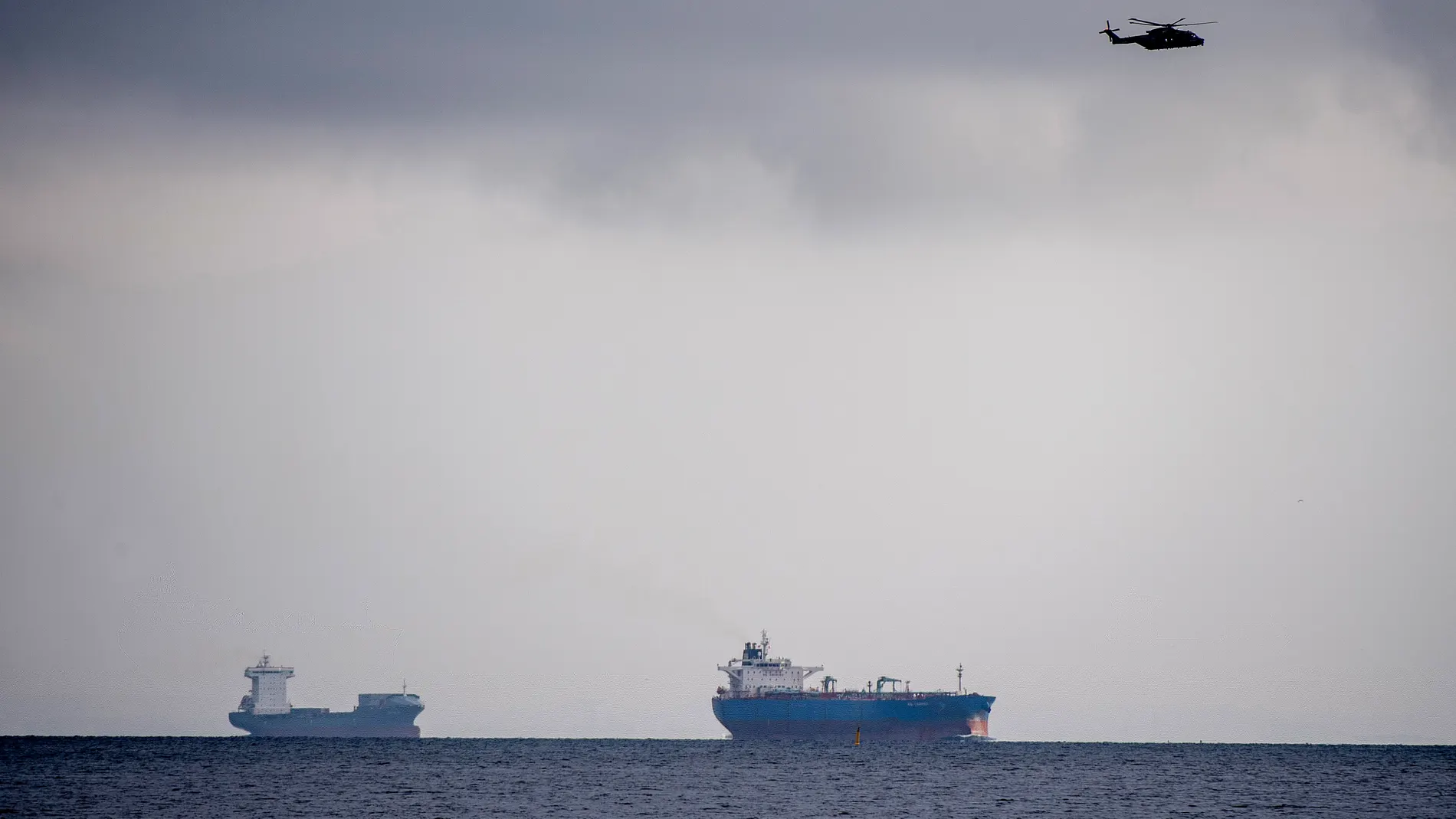Un helicóptero sobrevuela los alrededores del puerto de Copenhague Un helicóptero sobrevuela los alrededores del puerto de Copenhague