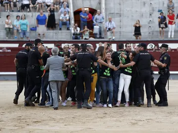Un grupo de antitaurinos saltan al ruedo antes de la final del certamen de Novilladas Nocturnas Un grupo de antitaurinos saltan al ruedo antes de la final del certamen de Novilladas Nocturnas