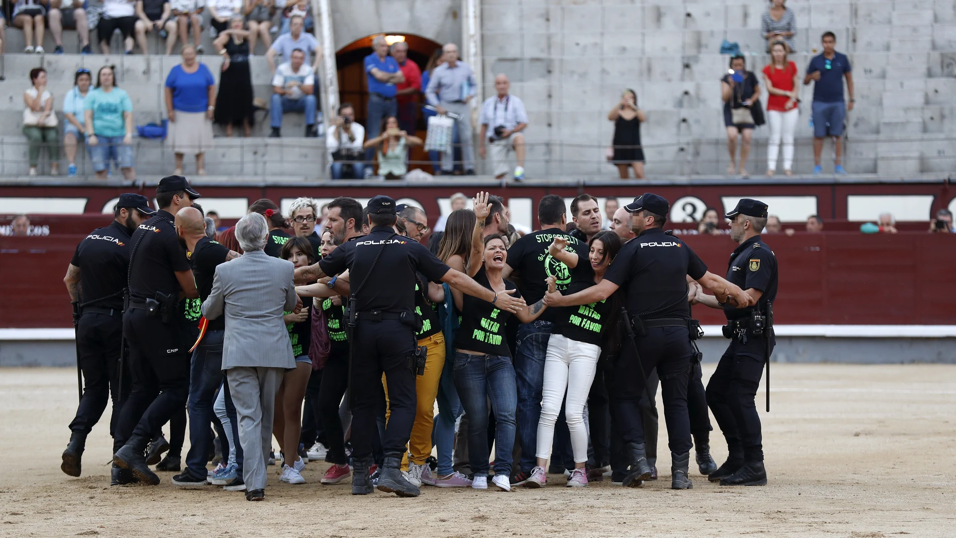 Un grupo de antitaurinos saltan al ruedo antes de la final del certamen de Novilladas Nocturnas Un grupo de antitaurinos saltan al ruedo antes de la final del certamen de Novilladas Nocturnas