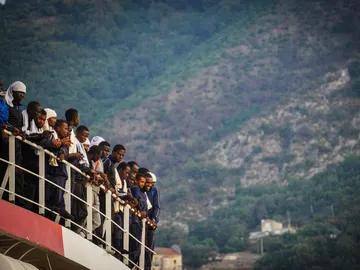 Cientos de inmigrantes llegan a puerto a bordo de la embarcación "Vos Prudence" de Médicos Sin Fronteras en puerto de Salerno Cientos de inmigrantes llegan a puerto a bordo de la embarcación "Vos Prudence" de Médicos Sin Fronteras en puerto de Salerno