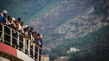 Cientos de inmigrantes llegan a puerto a bordo de la embarcación "Vos Prudence" de Médicos Sin Fronteras en puerto de Salerno