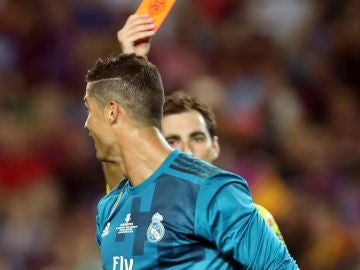 El colegiado expulsa a Cristiano Ronaldo en el Camp Nou