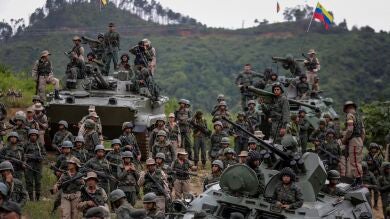 Maduro anuncia maniobras militares y avisa de que no se dejará 