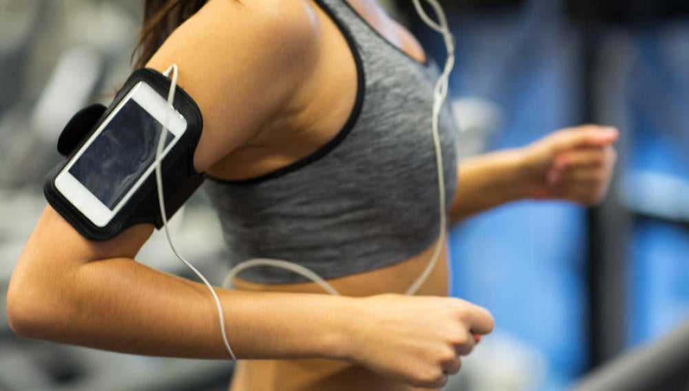 Mujer corriendo con su app para móvil