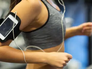 Mujer corriendo con su app para móvil Mujer corriendo con su app para móvil