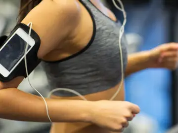 Mujer corriendo con su app para móvil Mujer corriendo con su app para móvil