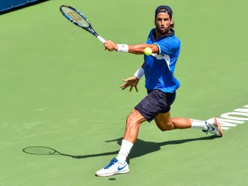 Feliciano López devuelve la bola en un partido Feliciano López devuelve la bola en un partido