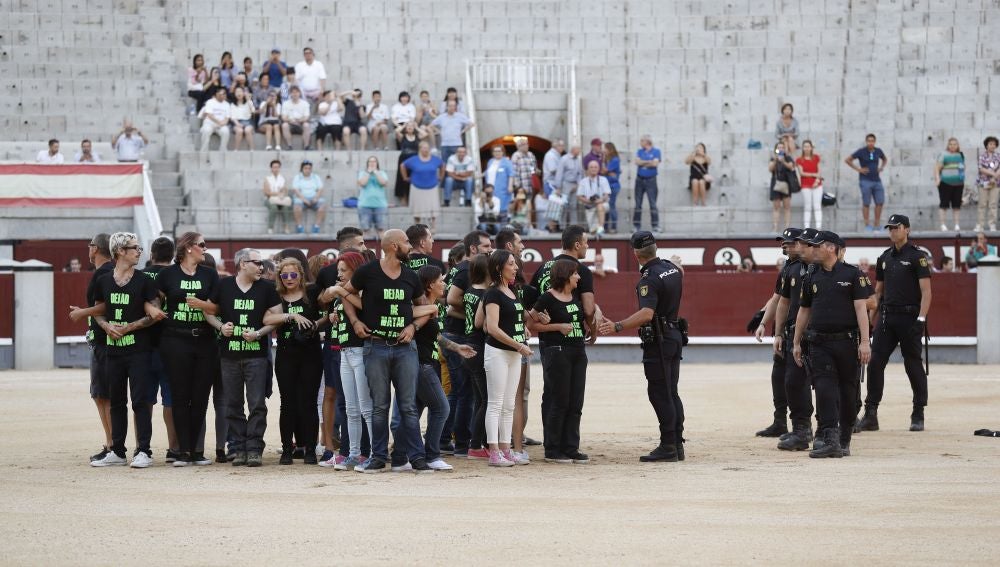 Manifestantes antitaurinos interrumpen la corrida taurina nocturna del sábado, que se celebraba en la plaza de toros de Las Ventas