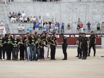 Manifestantes antitaurinos interrumpen la corrida taurina nocturna del sábado, que se celebraba en la plaza de toros de Las Ventas Manifestantes antitaurinos interrumpen la corrida taurina nocturna del sábado, que se celebraba en la plaza de toros de Las Ventas