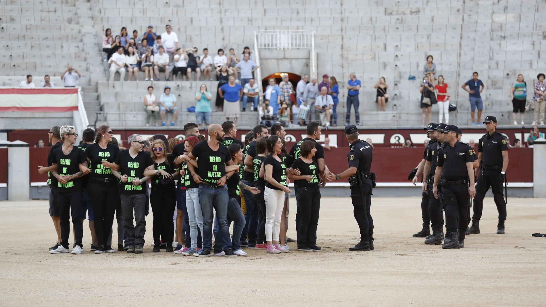 Manifestantes antitaurinos interrumpen la corrida taurina nocturna del sábado, que se celebraba en la plaza de toros de Las Ventas Manifestantes antitaurinos interrumpen la corrida taurina nocturna del sábado, que se celebraba en la plaza de toros de Las Ventas