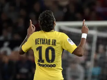 Celebrando su primer gol Celebrando su primer gol