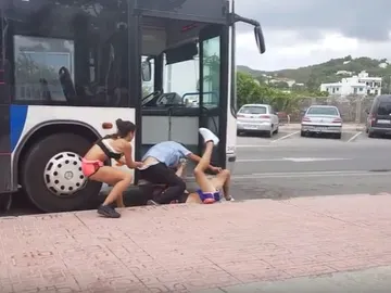 Dos jóvenes agreden al conductor de bus Dos jóvenes agreden al conductor de bus