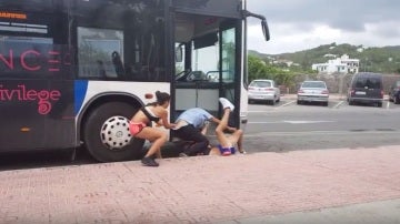Dos jóvenes agreden al conductor de bus