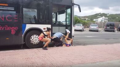 Un hombre y una mujer agreden al conductor de un autobús en Ibiza