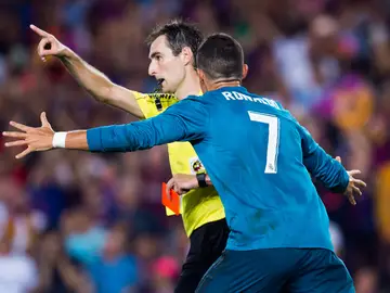 Cristiano Ronaldo protesta su expulsión a De Burgos Bengoetxea Cristiano Ronaldo protesta su expulsión a De Burgos Bengoetxea
