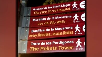 Polémica y 'memes' por las 'traducciones libres' al inglés de los nuevos carteles turísticos en Sevilla