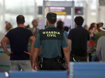 Agentes de la Guardia Civil custodian los accesos a las puertas de embarque en el aeropuerto de Barcelona Agentes de la Guardia Civil custodian los accesos a las puertas de embarque en el aeropuerto de Barcelona