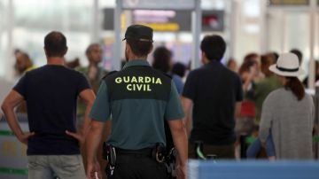 Agentes de la Guardia Civil custodian los accesos a las puertas de embarque en el aeropuerto de Barcelona 