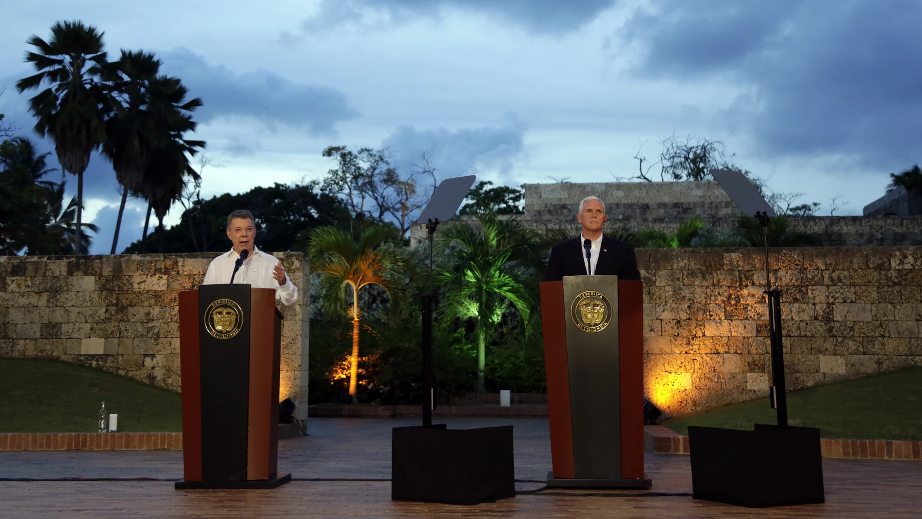 Juan Manuel Santos en una conferencia de prensa conjunta con el vicepresidente de EEUU, Mike Pence Juan Manuel Santos en una conferencia de prensa conjunta con el vicepresidente de EEUU, Mike Pence