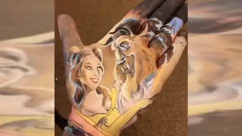 Nueva técnica de arte: Utilizar las palmas de las manos como lienzo para plasmarlo en papel Nueva técnica de arte: Utilizar las palmas de las manos como lienzo para plasmarlo en papel