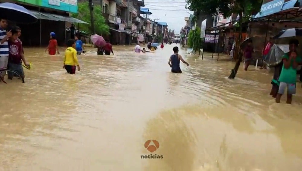 Evacuados los turistas atrapados por las inundaciones en Nepal