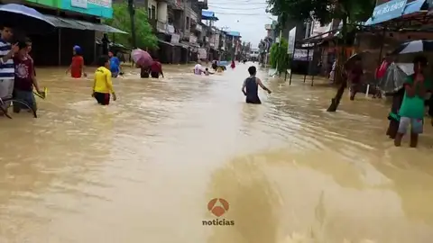 Evacuados los turistas atrapados por las inundaciones en Nepal Evacuados los turistas atrapados por las inundaciones en Nepal