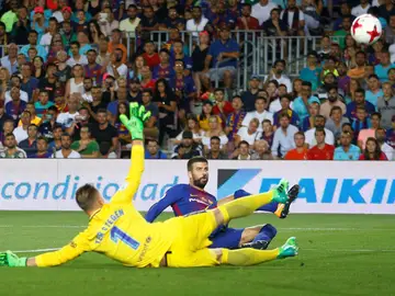 Piqué, en el momento de marcar un gol en propia puerta ante el Real Madrid Piqué, en el momento de marcar un gol en propia puerta ante el Real Madrid