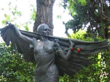 Monumento a Lola Flores en el cementerio de La Almudena