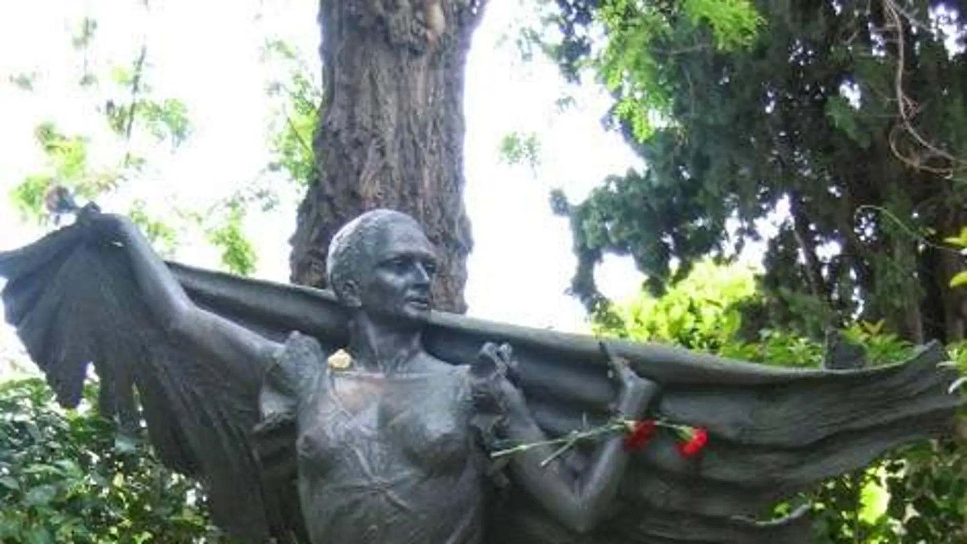 Monumento a Lola Flores en el cementerio de La Almudena