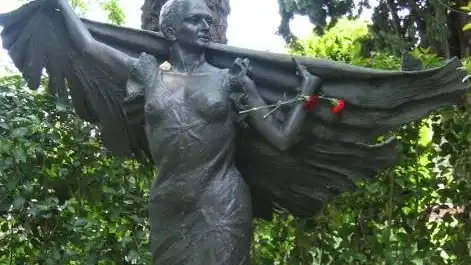 Monumento a Lola Flores en el cementerio de La Almudena Monumento a Lola Flores en el cementerio de La Almudena