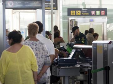 Efectivos de la Guardia Civil trabajan en los accesos a las puertas de embarque del aeropuerto de Barcelona-El Prat 