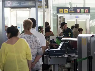 Efectivos de la Guardia Civil trabajan en los accesos a las puertas de embarque del aeropuerto de Barcelona-El Prat Efectivos de la Guardia Civil trabajan en los accesos a las puertas de embarque del aeropuerto de Barcelona-El Prat