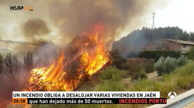 Un incendio en Jaén obliga a desalojar varias viviendas antes de conseguir ser controlado