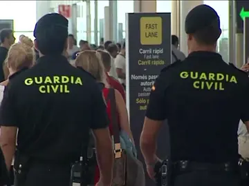 La Policía asume que la Guardia Civil intervenga en El Prat, pero pide que no se "vulneren los derechos de los trabajadores" La Policía asume que la Guardia Civil intervenga en El Prat, pero pide que no se "vulneren los derechos de los trabajadores"